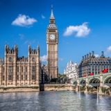 Die Briten feiern ihre Feste normalerweise laut – und ausgiebig. An Ostern ist das allerdings ein bisschen anders. Von Karfreitag bis Ostermontag läuten in ganz Großbritannien keine Kirchenglocken. Traditionen und Feierlichkeiten gibt es trotzdem zahlreiche. Kein Wunder, dass viele Deutsche ihre Feiertage in London verbringen. 