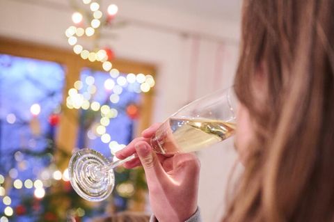 Eine Jugendliche trinkt Alkohol