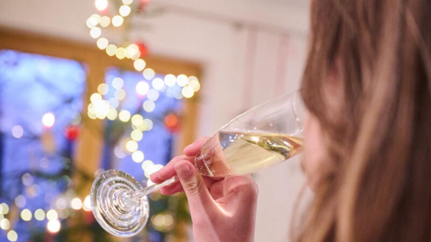 Eine Jugendliche trinkt Alkohol