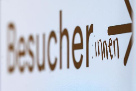 Auf einem Schild in Hamburg hat jemand eine genderneutrale Endung an das Wort "Besucher" angehängt