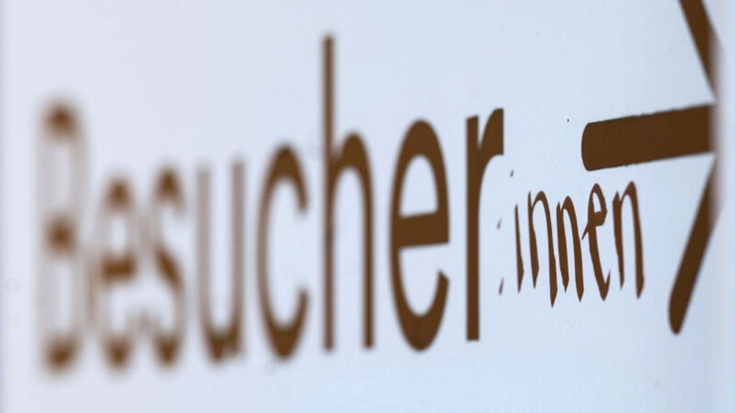 Auf einem Schild in Hamburg hat jemand eine genderneutrale Endung an das Wort "Besucher" angehängt