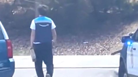Video: Postbote liefert Paket aus – während Polizeieinsatz