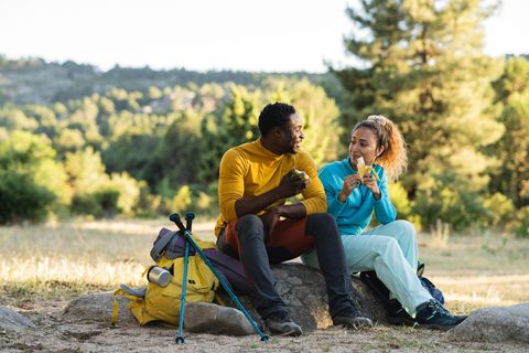 Ein Mann und eine Frau machen eine Pause beim Wandern