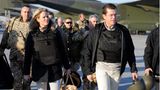…Karl-Theodor zu Guttenberg, den damaligen Bundesverteidigungsminister. Der CSU-Politiker war so gern auf Truppenbesuch – sie lassen sich kaum nachzählen –, dass er sogar Ehefrau Stephanie zu Guttenberg (mit im Bild) im Tross hatte, als er im Dezember 2010 die Soldaten in Nordafghanistan besuchte. Seinerzeit schäumte die Opposition, auch SPD-Chef Sigmar Gabriel, der den Paar-Besuch für "absolut unangemessen" hielt. Der damalige Grünen-Chef Cem Özdemir sprach von einem "irrealen" Auftritt, der die Schwäche der Bundesregierung illustriere. Gregor Gysi von der Linkspartei erkannte darin gar eine "Selbstinszenierung eines Möchtegern-Kanzlerpaares". Laut "KTG", wie der Verteidigungsminister gern abgekürzt wurde, sei der gemeinsame Besuch auf Wunsch seiner Frau erfolgt, aber auch "immer wieder aus der Truppe" geäußert worden. Das alles dürfte längst vergessen sein. Wohingegen Deutschland gerade die Wehrpflicht wiederentdeckt, oder zumindest die Debatte um eine mögliche Wiedereinführung: Ihr Ende hatte ein Verteidigungsminister mit den Initialen "KTG" eingeleitet (mehr dazu lesen Sie hier).