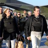 …Karl-Theodor zu Guttenberg, den damaligen Bundesverteidigungsminister. Der CSU-Politiker war so gern auf Truppenbesuch – sie lassen sich kaum nachzählen –, dass er sogar Ehefrau Stephanie zu Guttenberg (mit im Bild) im Tross hatte, als er im Dezember 2010 die Soldaten in Nordafghanistan besuchte. Seinerzeit schäumte die Opposition, auch SPD-Chef Sigmar Gabriel, der den Paar-Besuch für "absolut unangemessen" hielt. Der damalige Grünen-Chef Cem Özdemir sprach von einem "irrealen" Auftritt, der die Schwäche der Bundesregierung illustriere. Gregor Gysi von der Linkspartei erkannte darin gar eine "Selbstinszenierung eines Möchtegern-Kanzlerpaares". Laut "KTG", wie der Verteidigungsminister gern abgekürzt wurde, sei der gemeinsame Besuch auf Wunsch seiner Frau erfolgt, aber auch "immer wieder aus der Truppe" geäußert worden. Das alles dürfte längst vergessen sein. Wohingegen Deutschland gerade die Wehrpflicht wiederentdeckt, oder zumindest die Debatte um eine mögliche Wiedereinführung: Ihr Ende hatte ein Verteidigungsminister mit den Initialen "KTG" eingeleitet (mehr dazu lesen Sie hier).