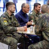 Nicht wenige fragten sich im Juli 2022, was den Oppositionschef Friedrich Merz (wirklich) zu seiner Osteuropa-Reise veranlasst hatte. Der CDU-Vorsitzende war zunächst in Polen, danach ging es nach Litauen (hier im Bild), wo Merz unter anderem die von der Bundeswehr geführten Nato-Truppen in Rukla traf. Beide Partnerländer waren auf Deutschland seinerzeit eher weniger gut zu sprechen. Polen wegen des eher schleppend vorangehenden Panzer-Ringtauschs – jene "Kompensation muss geleistet werden", mahnte Merz. Und Litauen, weil es eher früher als später auf die Stationierung von Kanzler Scholz' angekündigter Kampfbrigade pochte. Merz dazu: "Deutschland darf die daraus entstandenen Erwartungen in Litauen nicht enttäuschen. Worte und Taten dürfen jetzt nicht erneut auseinanderfallen." Man lehnt sich wahrscheinlich nicht zu weit aus dem Fenster mit der Beobachtung, dass der Oppositionschef sein Profil schärfen wollte – und seinen berufsbedingten Gegenspieler vor sich herzutreiben versuchte. Denn Handfestes konnte Merz, qua seines Amtes, den osteuropäischen Partnern nicht anbieten. Und eine Vermittlerrolle wollte er angeblich auch nicht einnehmen.  