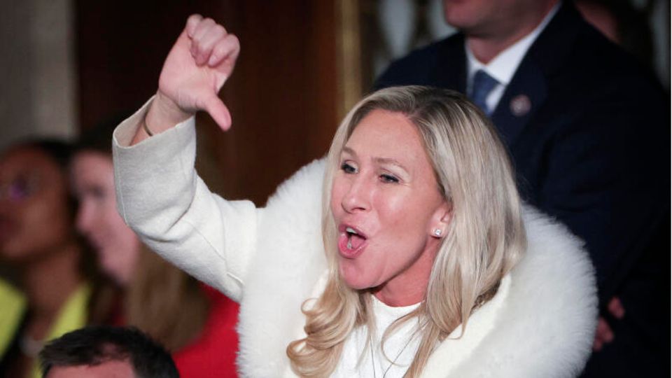Marjorie Taylor Greene buht mit gesenkten Daumen gegen Joe Biden Marjorie Taylor Greene buht mit gesenkten Daumen gegen Joe Biden