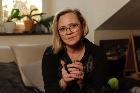 Porträt von Cornelia Freitag in ihrem Zuhause in Ennepetal