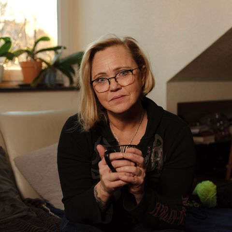 Porträt von Cornelia Freitag in ihrem Zuhause in Ennepetal