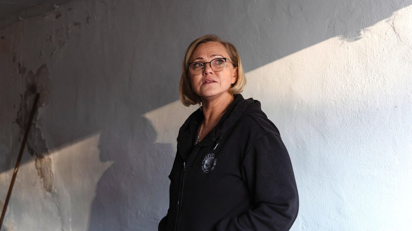 Porträt von Cornelia Freitag in ihrem Zuhause in Ennepetal