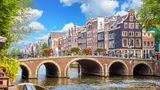 Mehr Brücken als Venedig, Vortritt für Fahrräder und jede Menge Möglichkeiten, sich eine gute Zeit zu machen: Amsterdam gehört aus gutem Grund zu den beliebtesten Reisezielen der Deutschen. Auch an Ostern reisen viele in die kulturreiche Stadt in unserem Nachbarland, die gleichermaßen für Erholung und Abwechslung steht. 