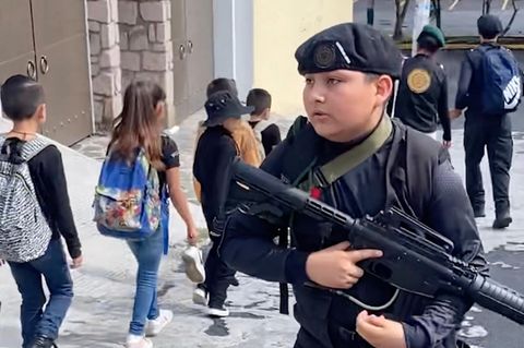 Kinder hinter Waffen: Ein Einblick in Mexikos erste Armee für Kinder