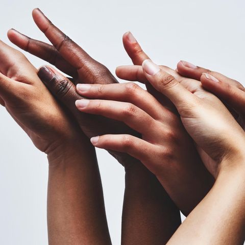 Hände verschiedener Hautfarben greifen ineinander. Besonders in der Dermatologie spielt Inklusion eine große Rolle.