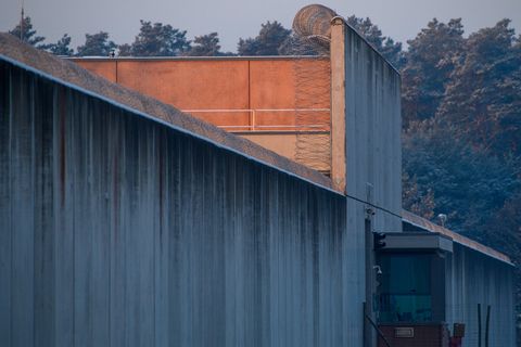 Die drahtbewährte Mauer und der Eingang der Justizvollzugasanstalt Burg in Sachsen-Anhalt