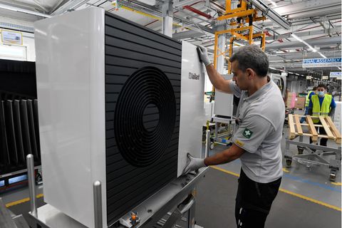 Heizungsverbot: Ein Mitarbeiter der Firma Vaillant montiert eine Wärmepumpe