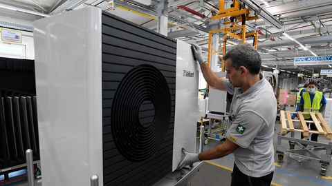 Heizungsverbot: Ein Mitarbeiter der Firma Vaillant montiert eine Wärmepumpe
