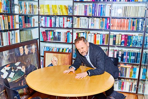 Samuel Finzi in der Bibliothek des Ullstein-Verlags in der Berliner Friedrichstraße 