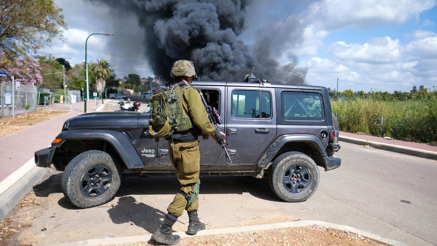 Israel: Rauch steigt auf, nachdem eine Rakete aus dem Libanon im Norden Israels eingeschlagen hat Rauch steigt auf, nachdem eine Rakete aus dem Libanon im Norden Israels eingeschlagen hat