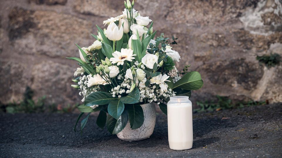 Wunsiedel in Bayern: Bayerns Familienministerin Ulrike Scharf legte bei ihrem Besuch in Wunsiedel einen Strauß Blumen und eine Kerze vor dem Kinderheim ab Bayerns Familienministerin Ulrike Scharf legte bei ihrem Besuch in Wunsiedel einen Strauß Blumen und eine Kerze vor dem Kinderheim ab