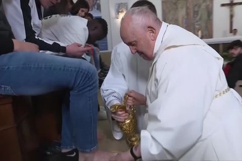 Video: Papst wäscht Häftlingen die Füße