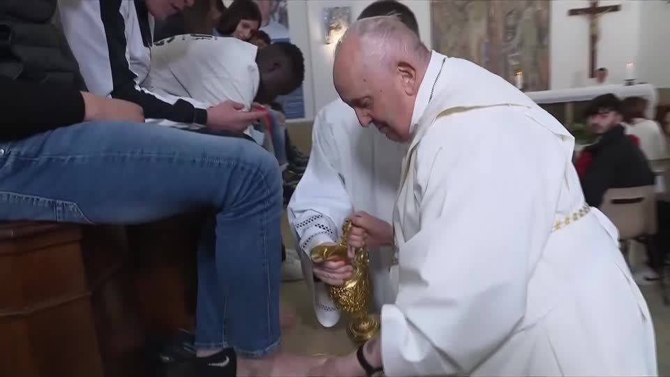 Video: Papst wäscht Häftlingen die Füße