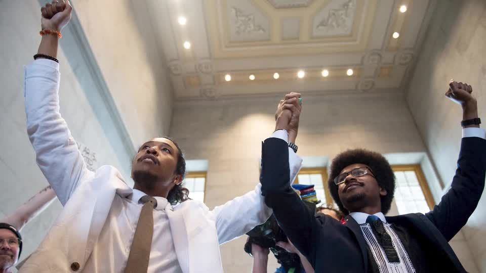 Video: Tennessee: Zwei Abgeordnete werden nach Protest für schärfere Waffengesetze ausgeschlossen