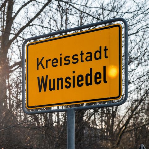 Ortsschild der Stadt Wunsiedel bei Sonnenaufgang