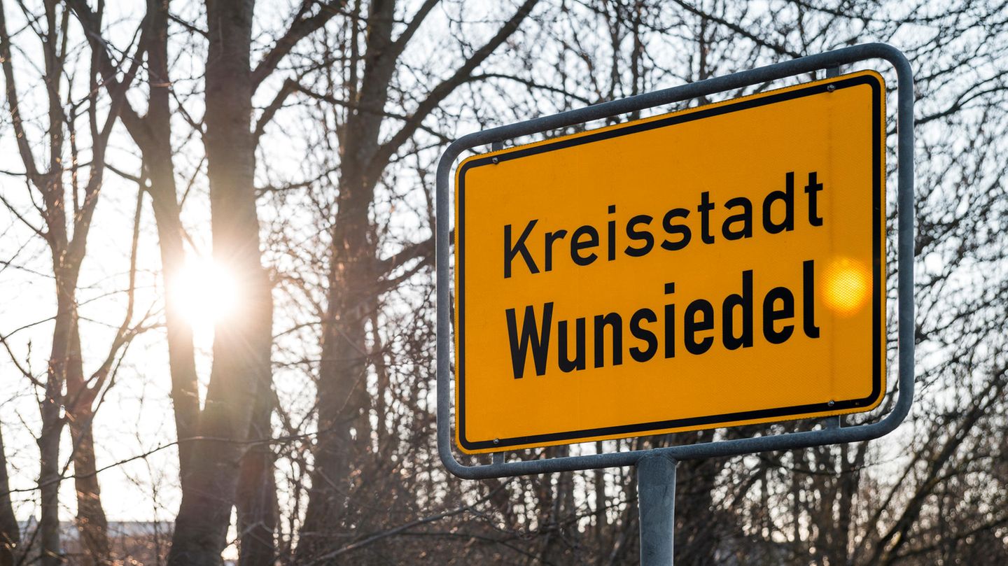 Ortsschild der Stadt Wunsiedel bei Sonnenaufgang