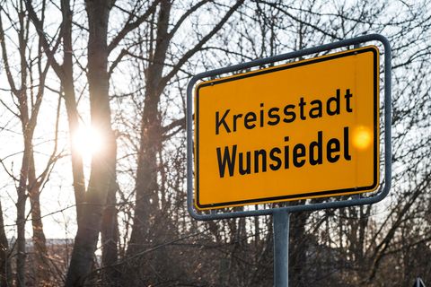 Ortsschild der Stadt Wunsiedel bei Sonnenaufgang