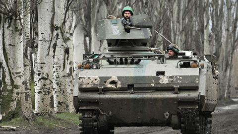 Zwei ukrainische Soldaten sitzen in einem Panzer