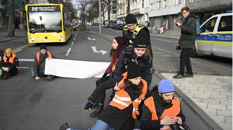 Aktivisten der Letzten Generation werden von der Polizei weggetragen