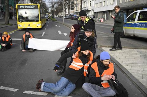 Aktivisten der Letzten Generation werden von der Polizei weggetragen