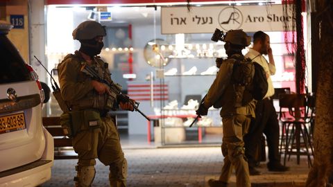 Die Polizei sichert die Innenstadt nach einem Schusswaffenangriff in Tel Aviv