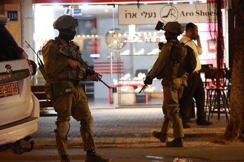 Die Polizei sichert die Innenstadt nach einem Schusswaffenangriff in Tel Aviv