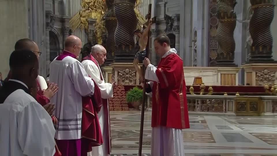 Video: Karfreitag in Rom - Papst leitet Liturgie im Petersdom