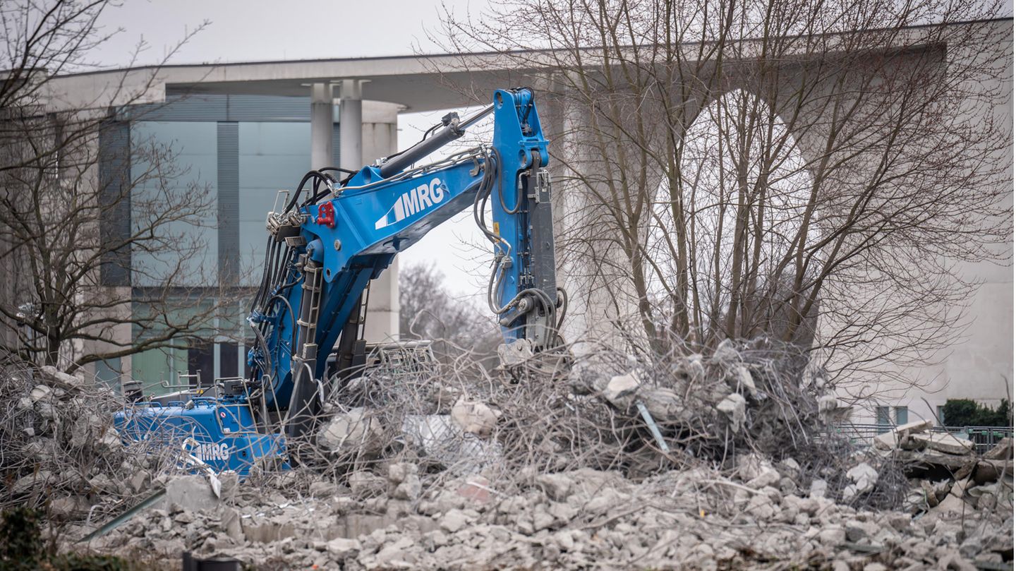 Bagger bereiten die Baustelle für den Erweiterungsbau des Bundeskanzleramts vor,