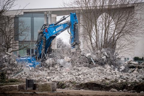 Bagger bereiten die Baustelle für den Erweiterungsbau des Bundeskanzleramts vor,