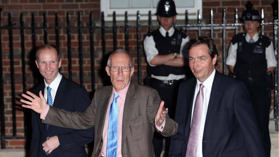 Sir Marcus Setchell: Sir Marcus Setchell (M.) mit seinen Kollegen Guy Thorpe-Beeston (l.) und Alan Farthing vor dem Krankenhaus Sir Marcus Setchell (M.) mit seinen Kollegen Guy Thorpe-Beeston (l.) und Alan Farthing vor dem Krankenhaus