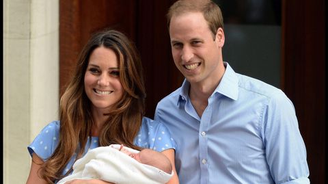Kate und William mit ihrem älteren Sohn Prinz George nach dessen Geburt am 22. Juli 2013