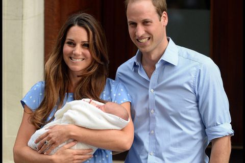 Kate und William mit ihrem älteren Sohn Prinz George nach dessen Geburt am 22. Juli 2013
