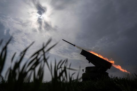 Eine MSLR BM-21 "Grad" der Ukraine feuert auf russische Stellungen an der Frontlinie