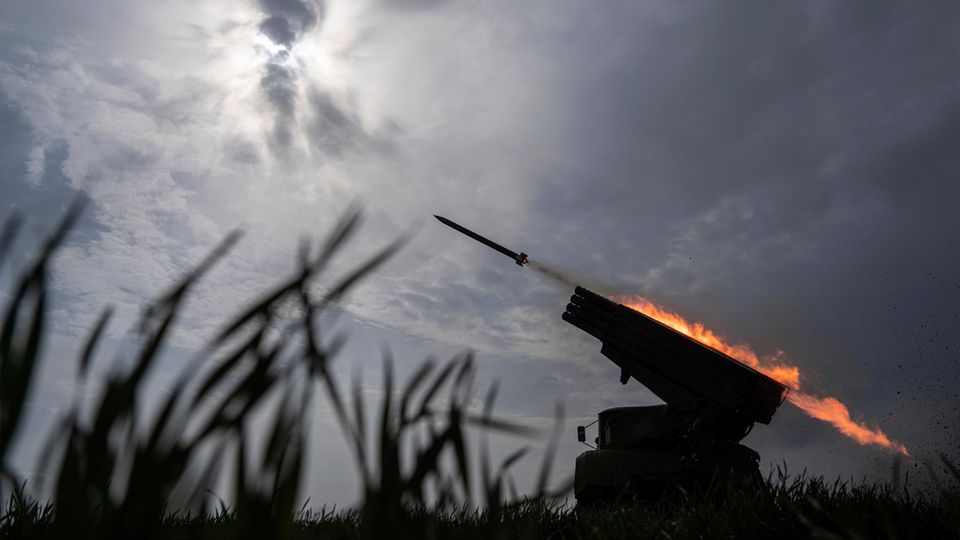 Eine MSLR BM-21 "Grad" der Ukraine feuert auf russische Stellungen an der Frontlinie