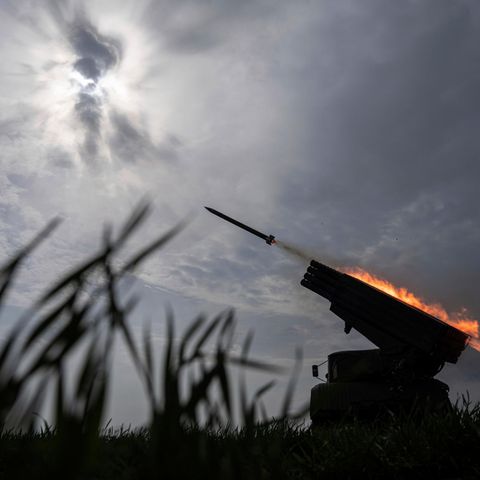 Eine MSLR BM-21 "Grad" der Ukraine feuert auf russische Stellungen an der Frontlinie