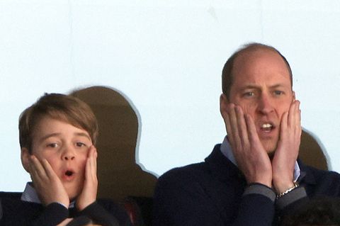 Prinz George und Prinz William auf der Tribüne des Fußballstadions