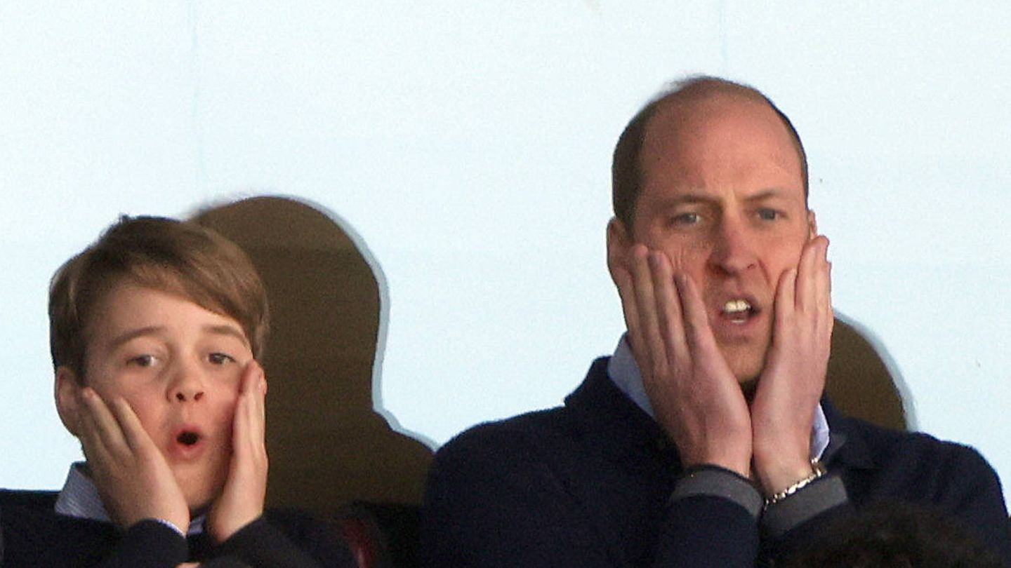 Prinz George und Prinz William auf der Tribüne des Fußballstadions