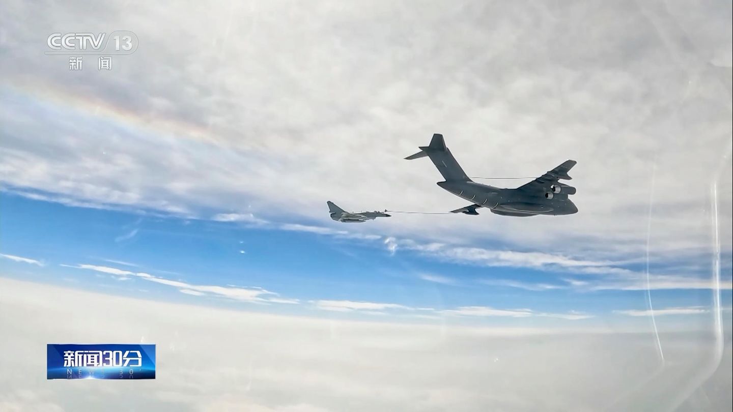 Dieses Videostandbild von Chinas Fernsehsender CCTV zeigt einen chinesischen Kampfjet bei einem Luftbetankungsmanöver