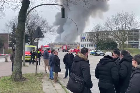 Video: Großbrand in Hamburg: Gefahr durch Rauchgase
