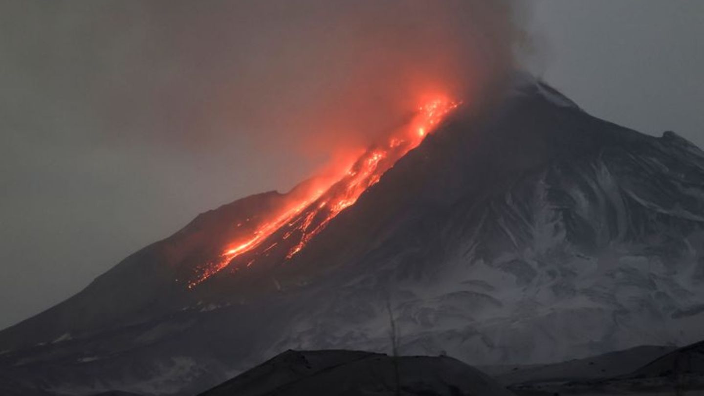 Russland: Lava und Dämpfe treten aus dem Vulkan Besymjanny auf der Halbinsel Kamtschatka aus