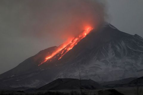 Russland: Lava und Dämpfe treten aus dem Vulkan Besymjanny auf der Halbinsel Kamtschatka aus