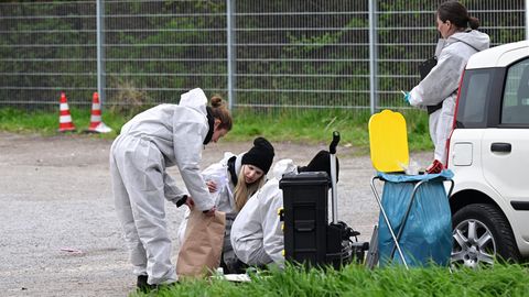 Die Spurensicherung untersucht den Tatort nach Beweismitteln, einen Parkplatz mitten in der Stadt Asperg